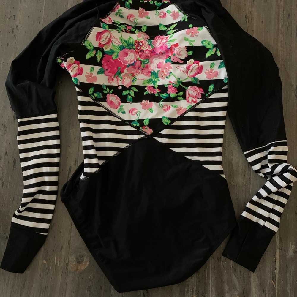 NWOT long sleeved swim suit💜